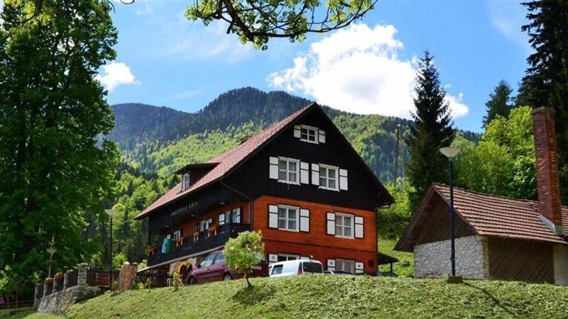 Smucarska Koca Bed & Breakfast Kotlje Екстериор снимка